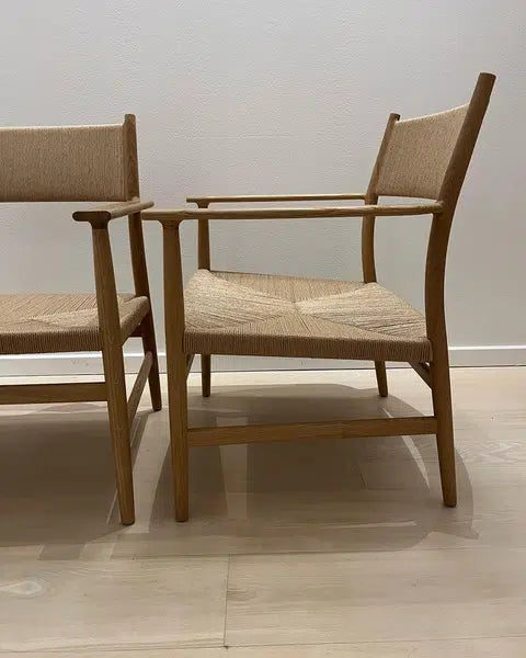 Brdr. Krüger Arv Lounge Chair i egetræ med sæde i kuvertflet af natur papirsnor.