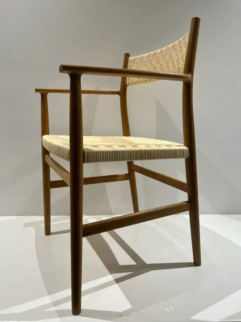 Arv Chair med håndflettet sæde og ryg i natur papirgarn på stel i massivt træ.