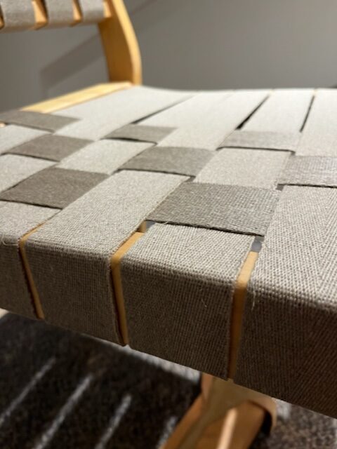 Nærbillede af sæde med klassisk gjordflet i grå nuancer på BM61