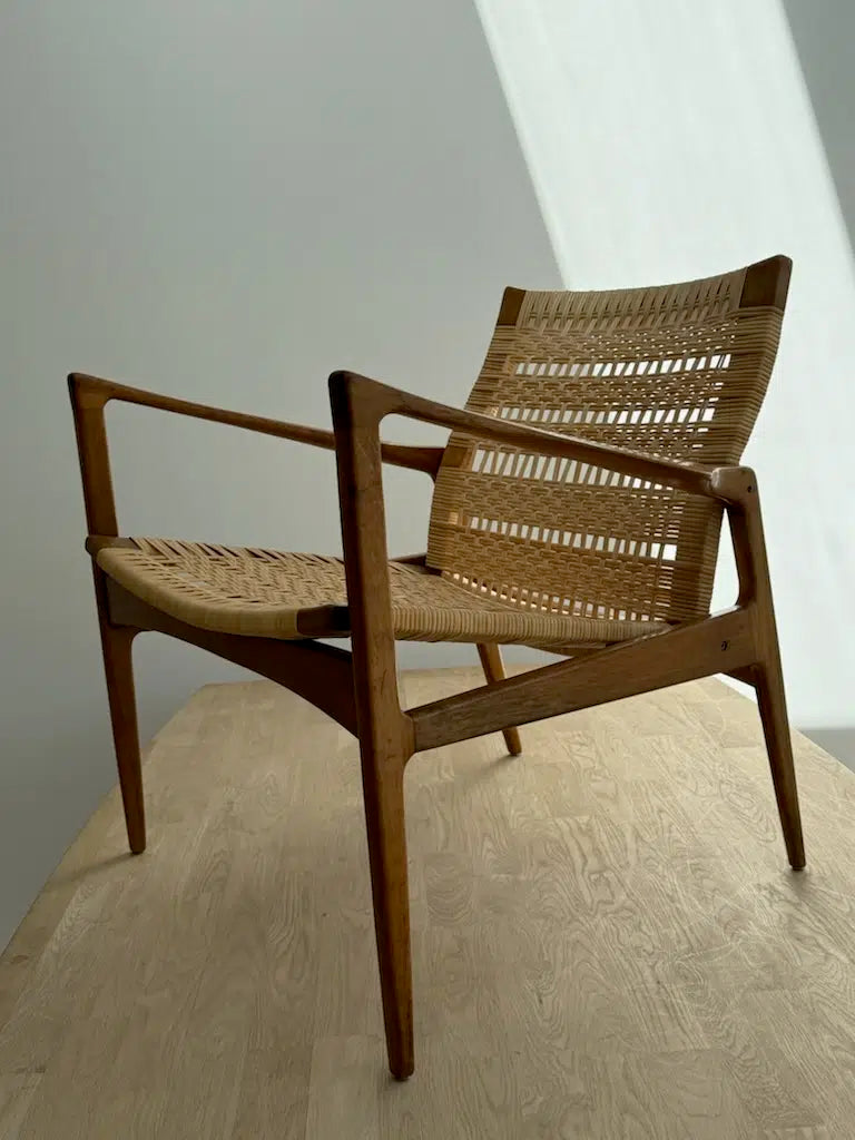 Ib Kofod-Larsen Åre Easy Chair i teak med sæde og ryg i håndflettet natur sjene.