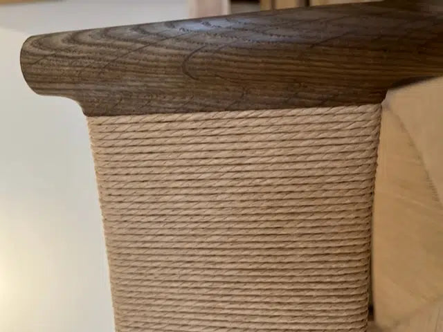 Detalje af Arv Chair med ryg - kuvertflet fra Brdr. Krüger, med naturfarvet flettet ryg og mørkt træ.