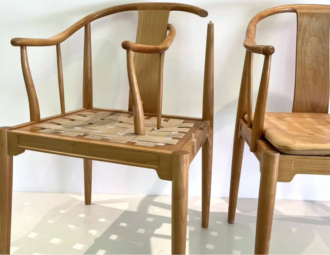 Kinastol med nyt sædeflet i remme ved siden af færdigrestaureret stol i massivt træ.