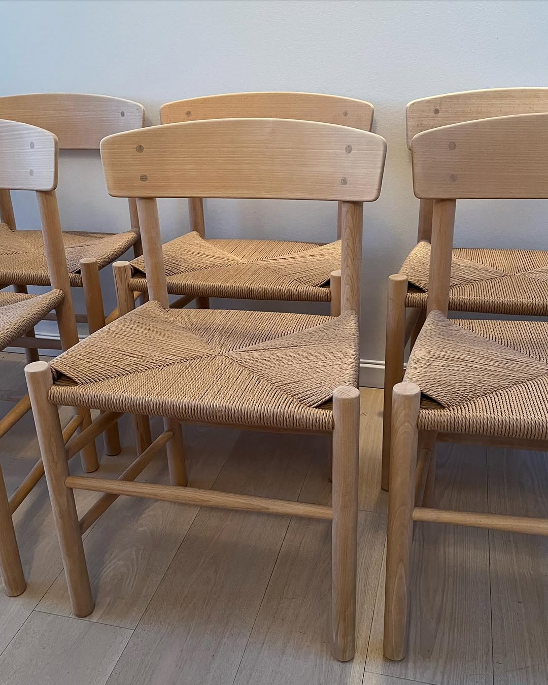J39 Folkestole i lyst træ med håndflettet kuvertflet i naturfarvet papirgarn.