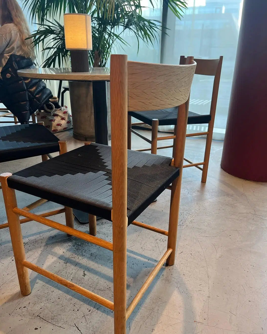 nyt flet på F Chair med sort flettetsæde og lys træramme
