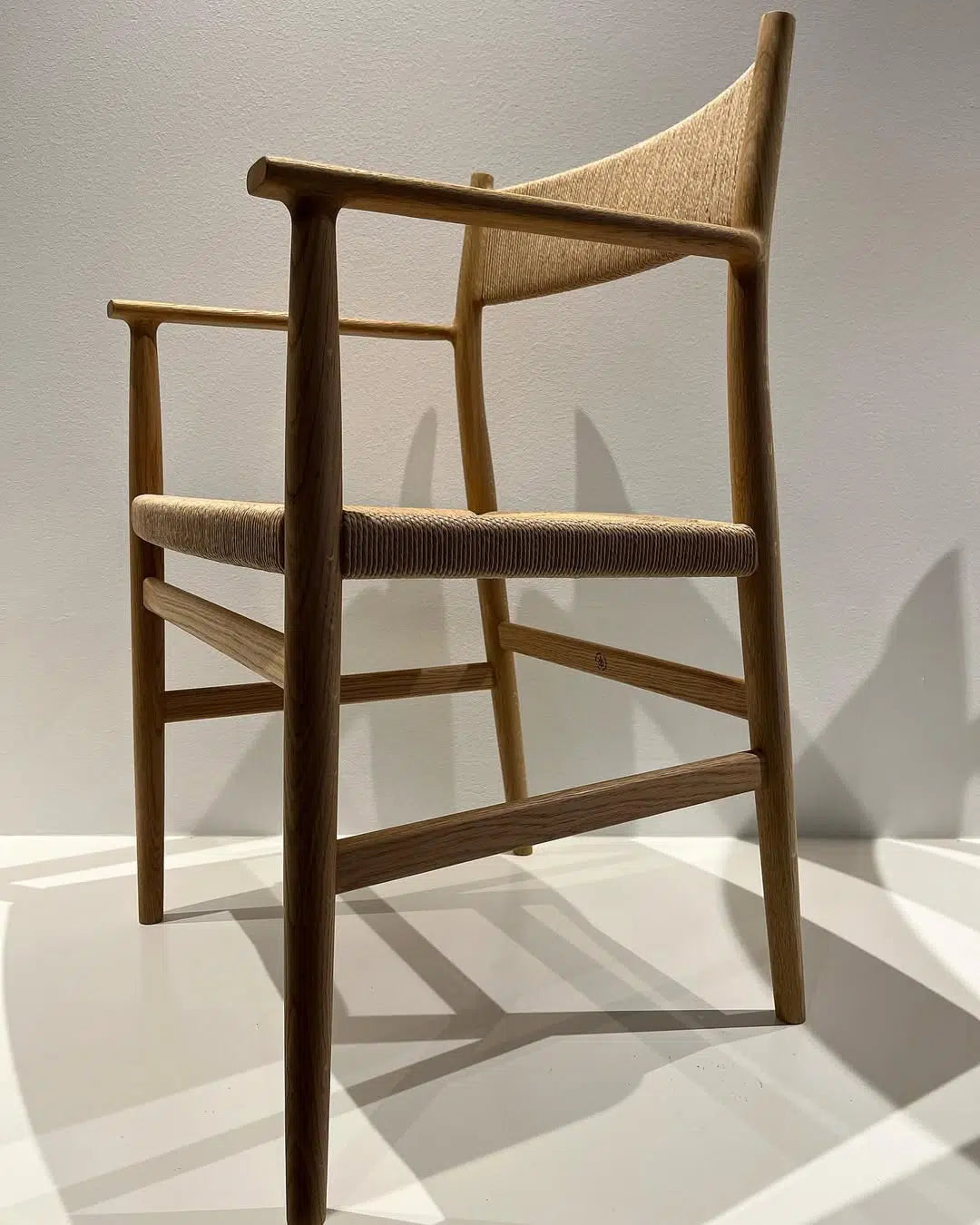 Brdr. Krüger Arv Chair i egetræ med sæde i kuvertflet og buet ryglæn.