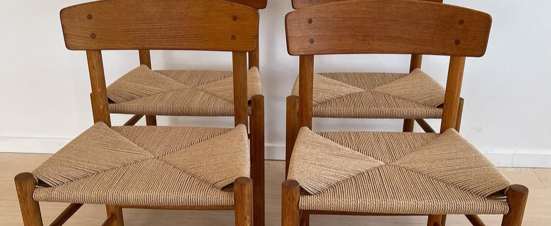 Fire Børge Mogensen J39 folkestole i egetræ med sæder i kuvertflet.