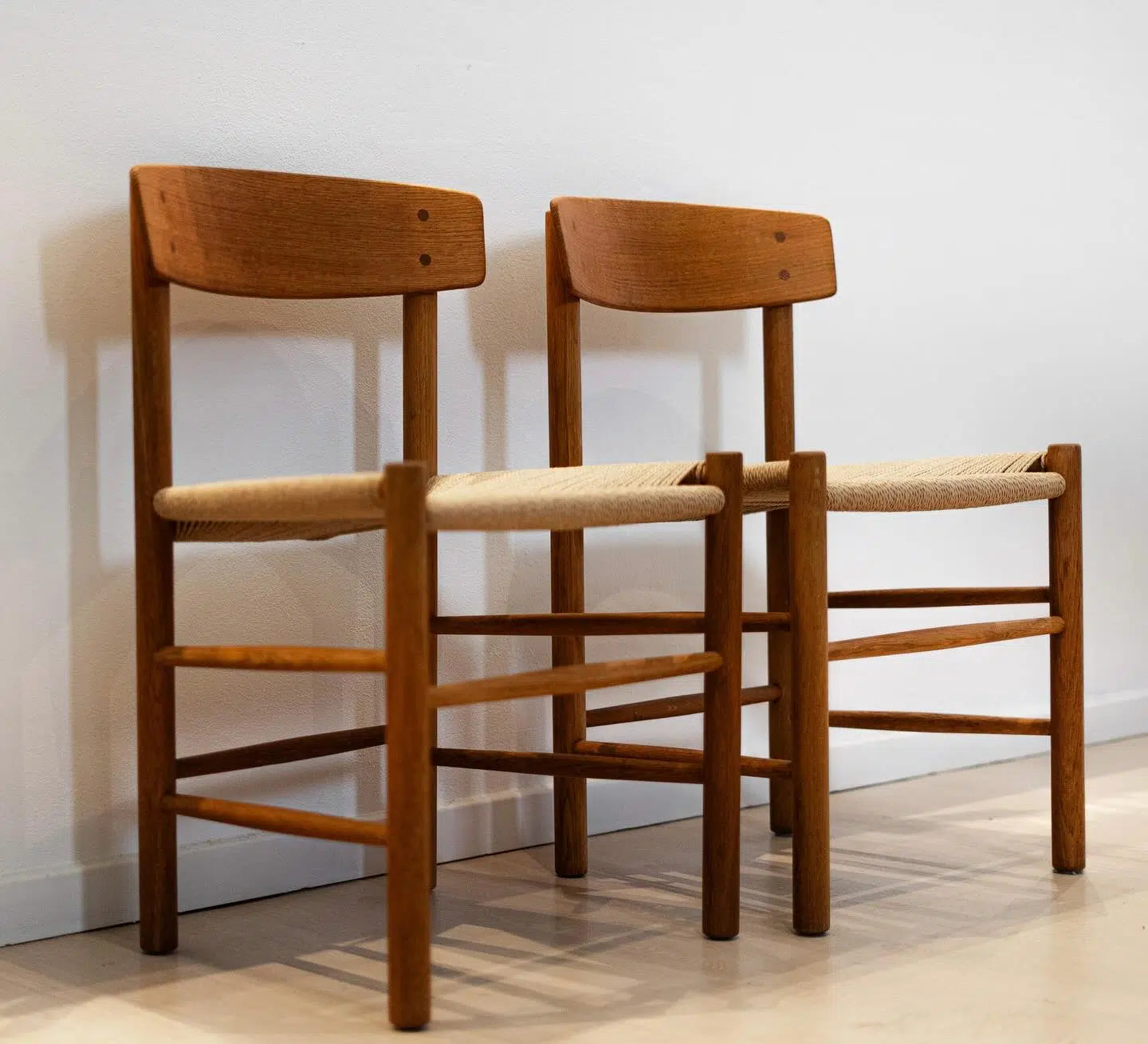 To J39 Folkestole med sæde i håndflettet kuvertflet af lyst papirgarn.