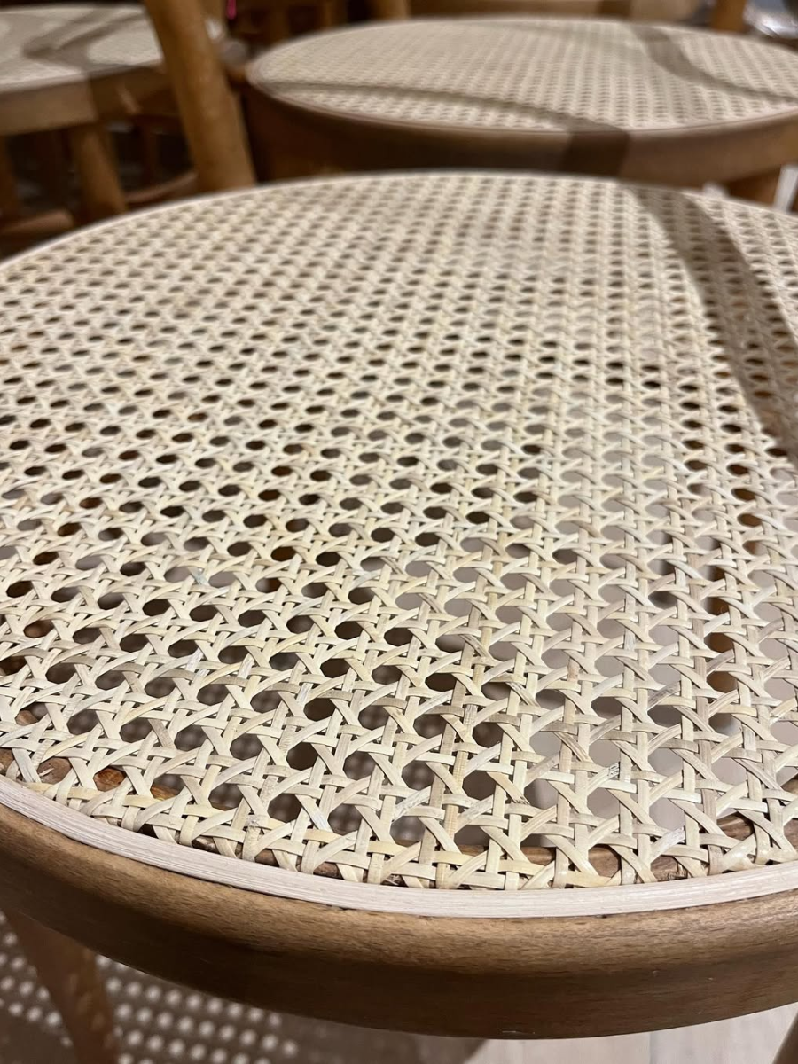Nærbillede af sæde i maskinflet med lyse rør og ramme i lakeret træ.