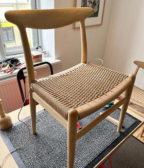 Hans Wegner W2 stol, nyflettet med planflet hos DKA Design
