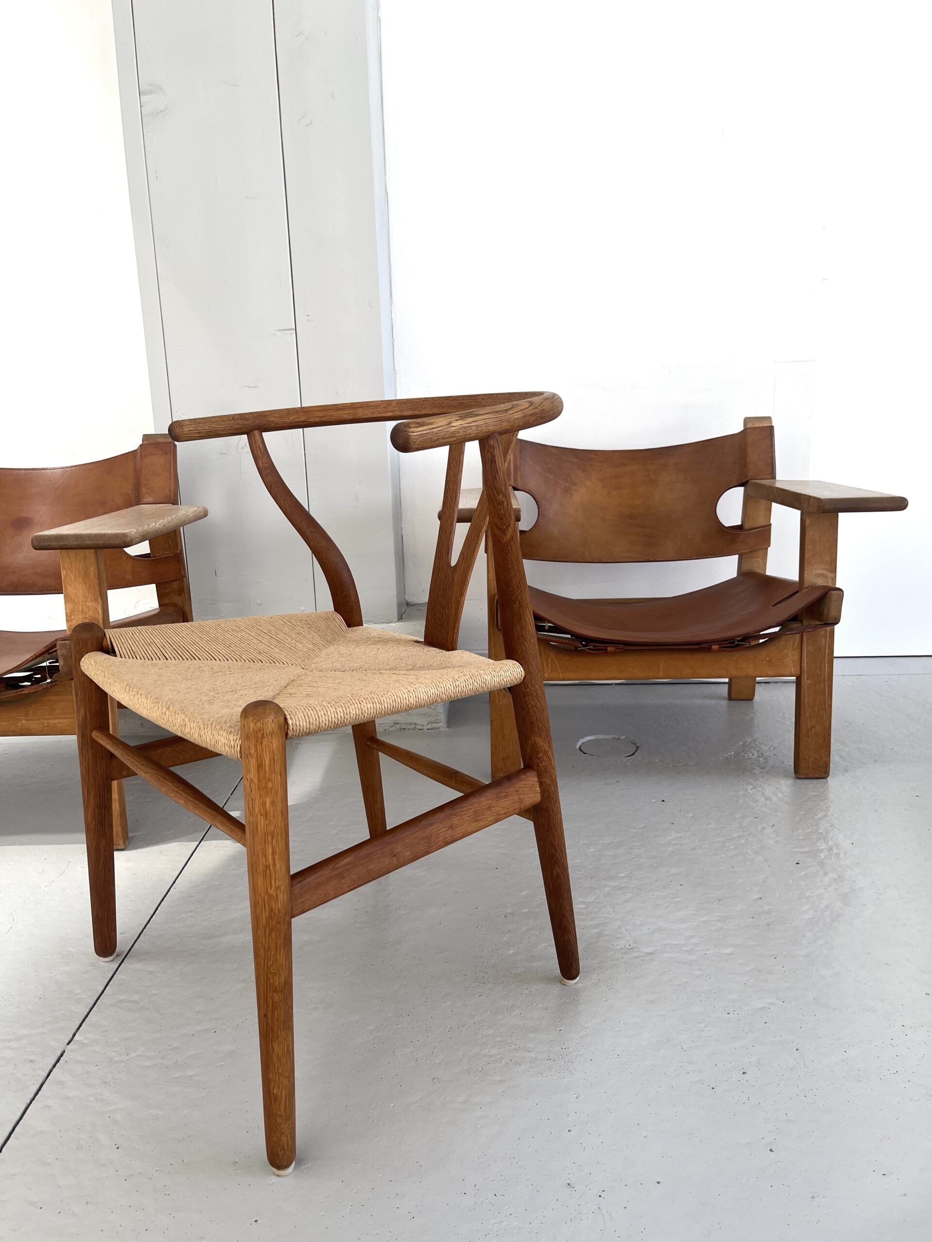 Færdigt renoverede designstole afventer afhenting i DKA Designs snedkeri